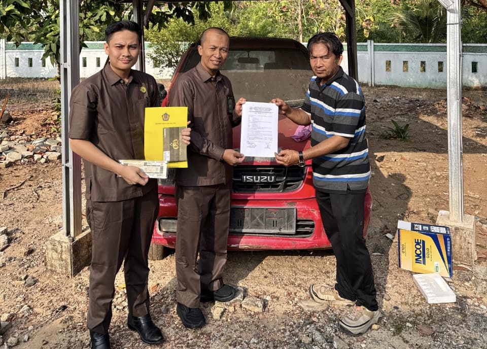 Kuasa Pengguna Barang Serahkan Barang kepada Pemenang Lelang